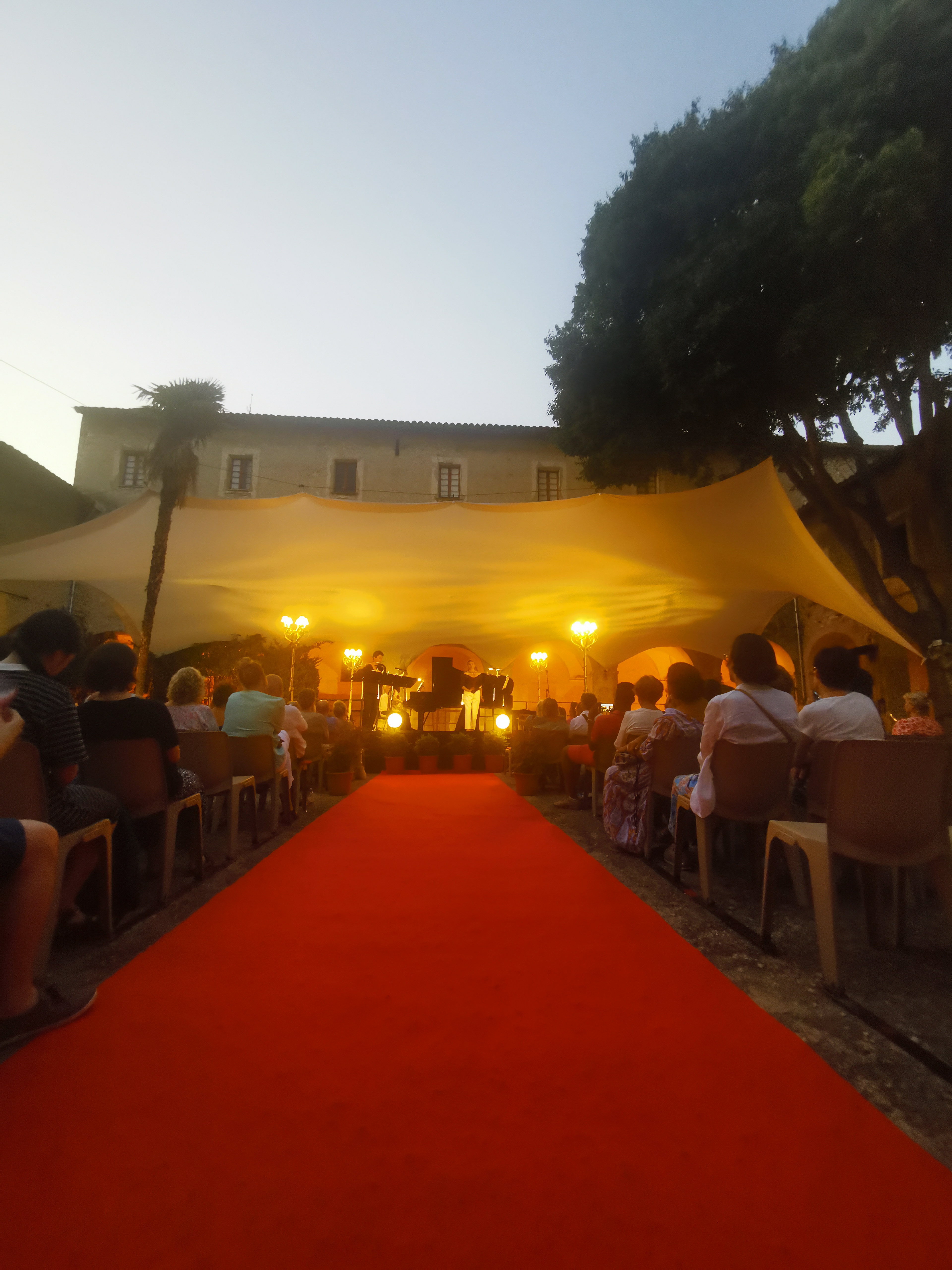 SCENE CLOITRE TAPIS ROUGE IMG_20220721_212334.jpg